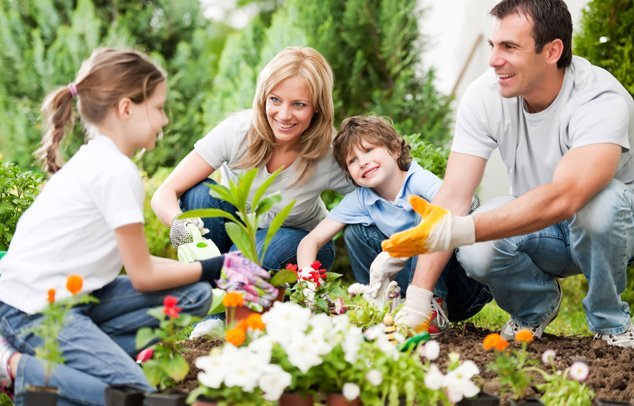 Gartenarbeit mit der Familie
